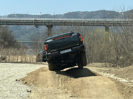 기아 타스만 오프로드 코스 주행 모습. 장우진 기자